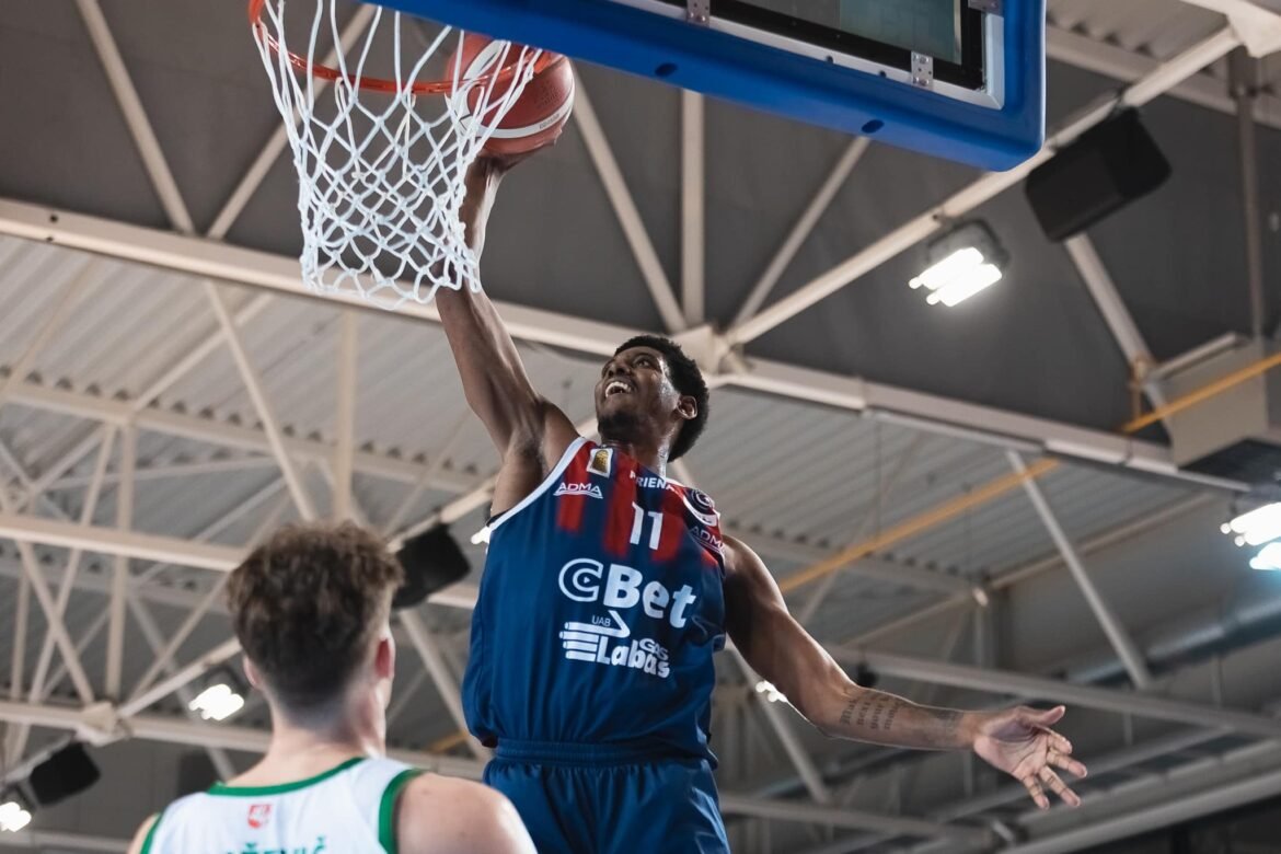 Krepšinio ir futbolo aprangos gamyba: kodėl poliesteris išlieka nepakeičiamas sporte?